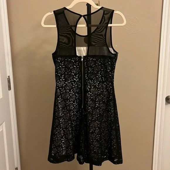 🛍️Forever 21 Black Lace Overlay Dress Size Small - Picture 2 of 9
